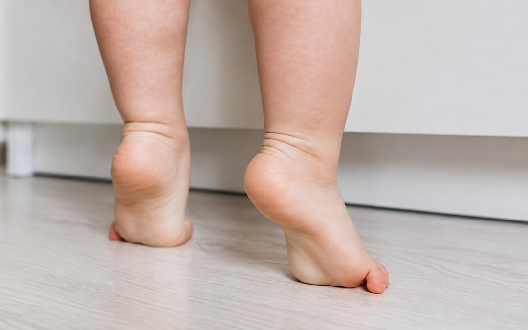 ¿Mi hijo camina en puntas de pies, es normal?